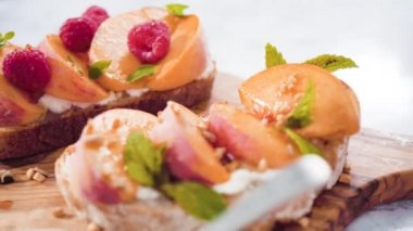 Adım adım. Organik şeftali ve böğürtlenli ricotta tostu yapıyorum..