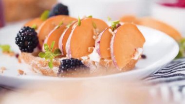 Adım adım. Organik şeftali ve böğürtlenli ricotta tostu yapıyorum..