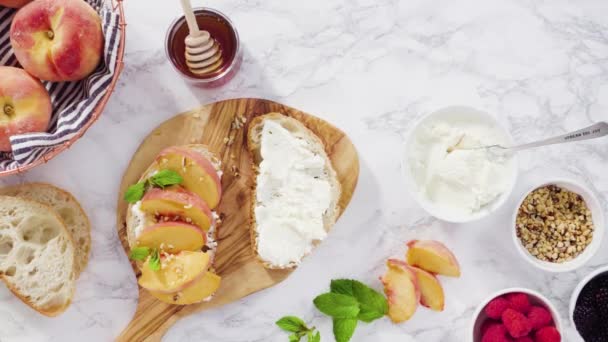 一步一步 用有机桃子和浆果做番茄酱面包 — 图库视频影像