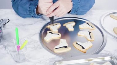 Buzlu buz pateni şekilli şeker kurabiyeleri ve kraliyet kreması..