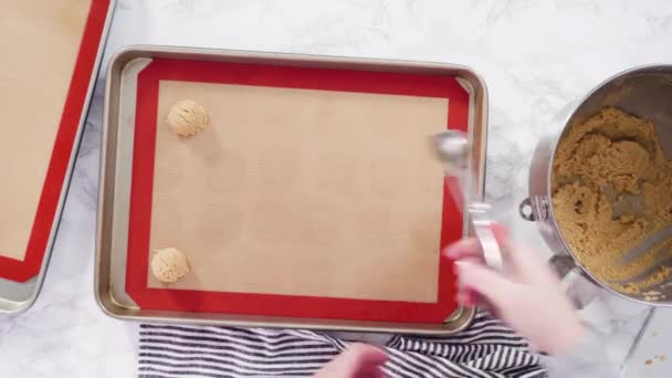ベーキング用シリコーンマットにピーナッツバタークッキー生地を配置します — ストック動画