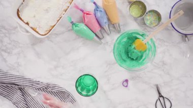 Renkli tereyağlı kremayla süslenmeye hazır pasta..