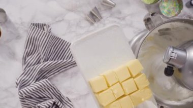 Tereyağını karıştırırken deniz kızı vanilyalı kekleri serpiştirip çikolatalı deniz kızı kuyruğu yapıyorum..