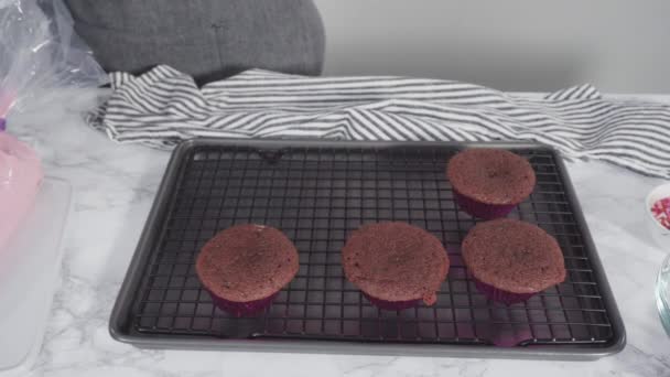 Decorare Cupcake Velluto Rosso Con Cuori Rossi Cioccolato Baci — Video Stock