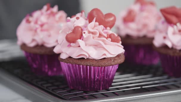 Decorating Red Velvet Cupcakes Chocolate Red Hearts Kisses — Stock Video