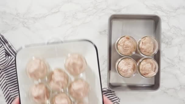 Yapımı Çikolatalı Dondurma Yapmak Için Küçük Cam Kavanozlara Karıştırıyorum — Stok video