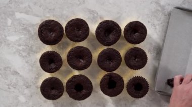 Adım adım. Tek boynuzlu at temalı doğum günü partisi için mavi tereyağlı krema ve gökkuşağıyla süslenmiş çikolatalı kekler..