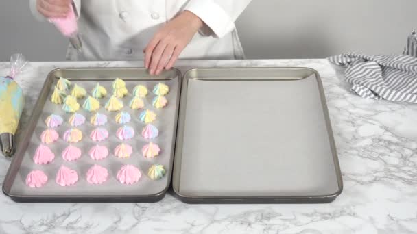 Ciasteczka Bezy Jednorożca Blachy Wyłożonej Pergaminem — Wideo stockowe