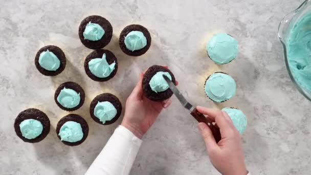 Stap Voor Stap Chocolade Cupcakes Versierd Met Blauwe Roomboter Glazuur — Stockvideo