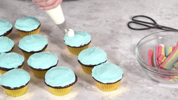 Βήμα Βήμα Σοκολάτα Cupcakes Διακοσμημένα Μπλε Βουτυρόκρεμα Και Ουράνιο Τόξο — Αρχείο Βίντεο