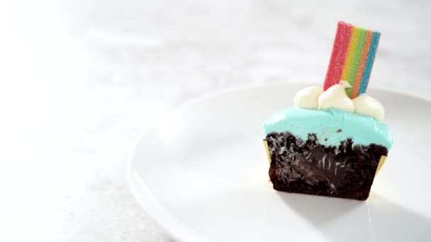 차근차근 초콜릿 케익에 파란색 버터크림을 발라내고 유니콘 파티에 무지개를 곁들인 — 비디오