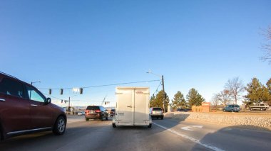 Denver, Colorado, ABD-13 Ocak 2020 - Amerika 'nın banliyölerinde tipik asfalt yollarda sürüş.