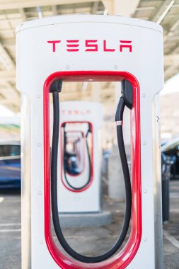 Baker, California, ABD-12 Ekim 2021 - Tesla gün boyunca süperşarj istasyonu.