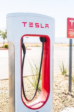 Hesperia, California, ABD-12 Ekim 2021 - Tesla gün boyunca süperşarj istasyonu.