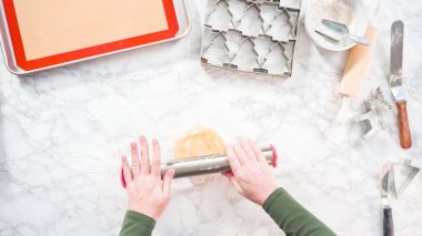 Düz yatıyordu. Adım adım. Noel kurabiyeleri pişirmek için şekerli kurabiye hamuru hazırlıyorum..