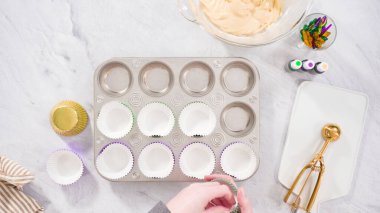 Düz yatıyordu. Adım adım. Kek tepsisini folyolu kek bardaklarıyla dolduruyorum..