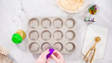 Düz yatıyordu. Adım adım. Kek tepsisini folyolu kek bardaklarıyla dolduruyorum..