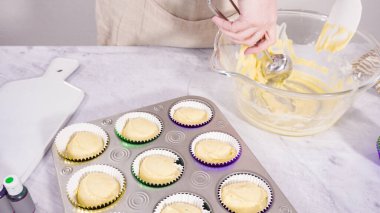 Adım adım. Vanilyalı Mardi Gras keki pişirmek için kek hamurunu folyoya batırıyorum..