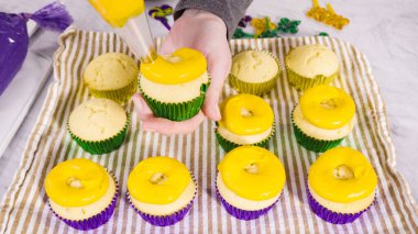 Adım adım. Mardi Gras kutlaması için kremalı İtalyan kremalı vanilyalı kek..