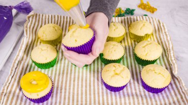 Adım adım. Mardi Gras kutlaması için kremalı İtalyan kremalı vanilyalı kek..