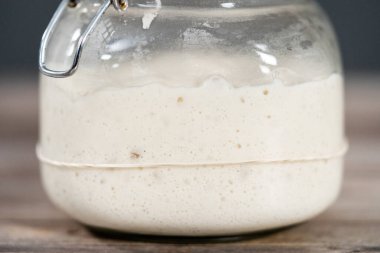 Ekşi mayalı ekmek pişirmek için cam bir mason kavanozunda başlangıç yapıyorum..