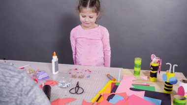 Çocuk kâğıtları. Boş tuvalet kağıdı rulolarından ve inşaat kağıdından kağıt hataları yapmak.