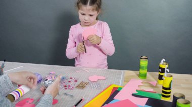 Çocuk kâğıtları. Boş tuvalet kağıdı rulolarından ve inşaat kağıdından kağıt hataları yapmak.