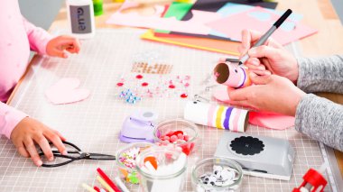 Çocuk kâğıtları. Boş tuvalet kağıdı rulolarından ve inşaat kağıdından kağıt hataları yapmak.