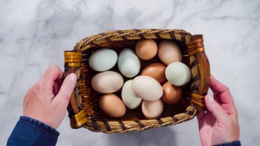 Düz yatıyordu. Renkli çiftlik taze yumurtaları eski yumurta kasalarında..