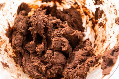 Çikolatalı kurabiye pişirmek için karışımı bir bardakta karıştırıyorum..