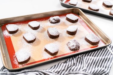 Fırınlanmamış çikolatalı kurabiyeler..