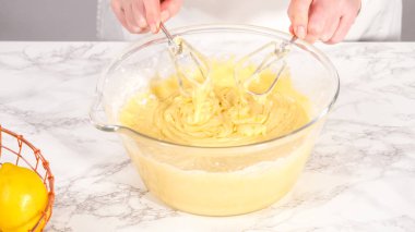 Adım adım. Limonlu kek hazırlamak için karıştırma kabındaki malzemeleri karıştırıyorum..