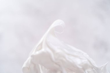 Mutfak mikserinden çırpıcının üstünde beyaz krema var..