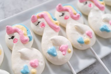 Gurme tek boynuzlu at teması beyaz servis tabağında patlıyor..