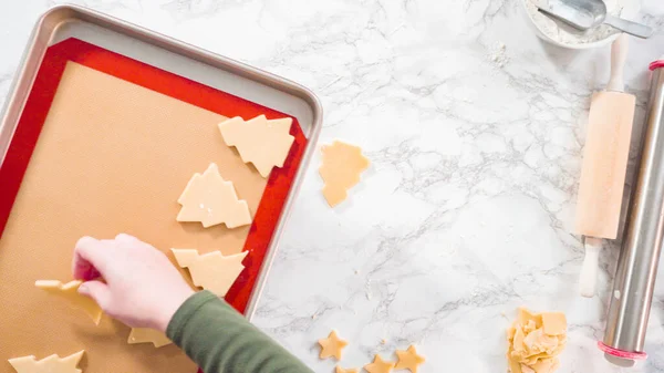 Acostado Paso Paso Cortar Las Formas Con Cortador Galletas Navidad — Foto de Stock