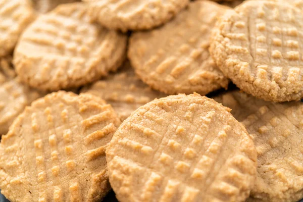 Haufen Frisch Gebackener Erdnussbutter Kekse — Stockfoto