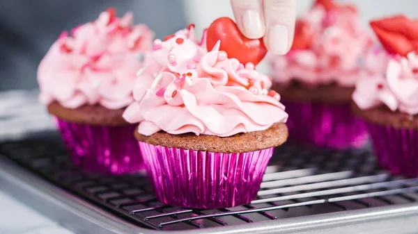 Vista Perto Passo Passo Decorar Cupcakes Veludo Vermelho Com Chocolate — Fotografia de Stock