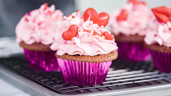 Närbild Steg För Steg Dekorera Röda Sammet Muffins Med Choklad — Stockfoto