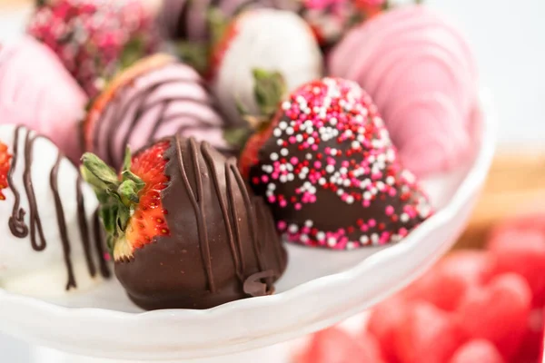 Valentinstag Käseplatte Mit Einer Vielzahl Von Keksen Und Bonbons — Stockfoto