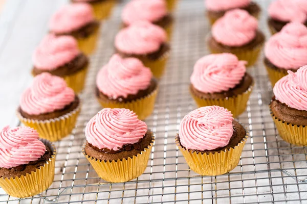 Cobertura Cupcakes Chocolate Com Creme Framboesa Creme Queijo — Fotografia de Stock