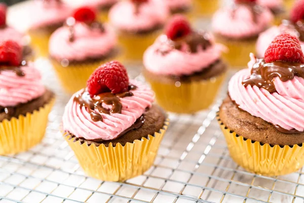 Gourmet Choklad Hallon Muffins Dränkt Med Choklad Ganache Och Toppad — Stockfoto