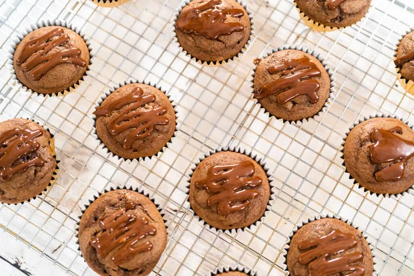 Rocía Ganache Chocolate Encima Pasteles Chocolate Con Frambuesa — Foto de Stock