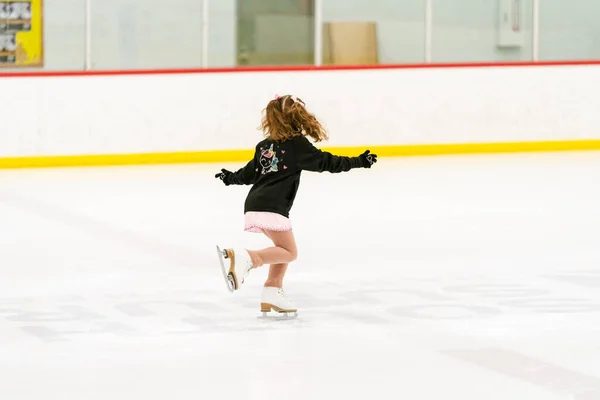 Ragazzina Che Pratica Pattinaggio Artistico Una Pista Pattinaggio Ghiaccio Coperta — Foto Stock