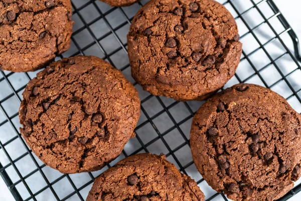 Свіжоспечене Подвійне Печиво Шоколадними Чіпсами Охолоджувальній Стійці — стокове фото