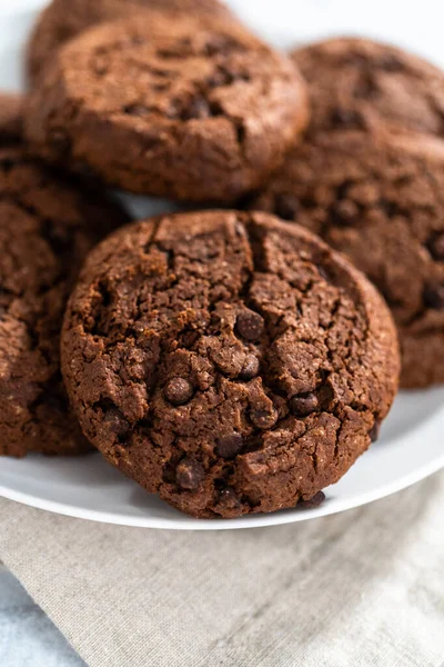 Vers Gebakken Dubbele Chocolade Chip Koekjes Een Witte Plaat — Stockfoto