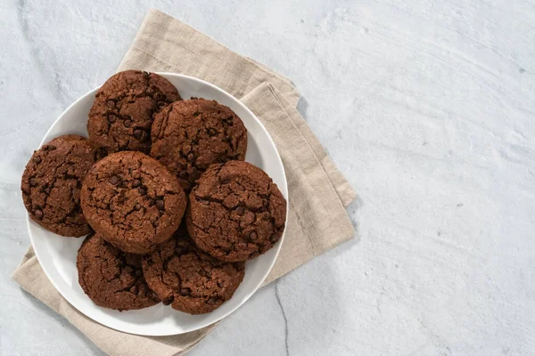 Flat Lay Freshly Baked Double Chocolate Chip Cookies White Plate — Stock Photo, Image