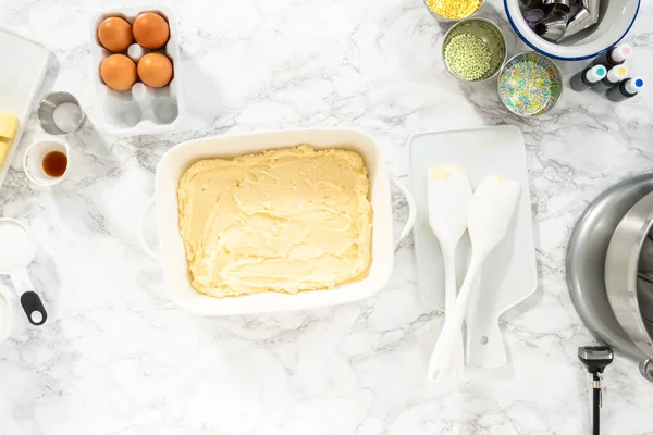 Backen Eines Blechkuchens Mit Italienischem Buttercreme Zuckerguss — Stockfoto