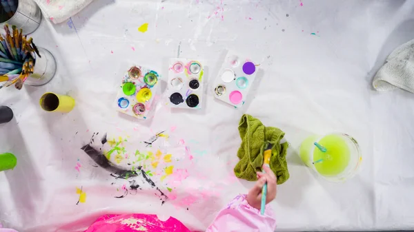 Deitado Papelaria Infantil Pintura Rolos Papel Higiênico Vazios Com Tinta — Fotografia de Stock