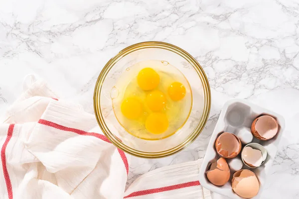 Flach Lag Zutaten Einer Glasschüssel Mischen Speck Und Käse Muffin — Stockfoto