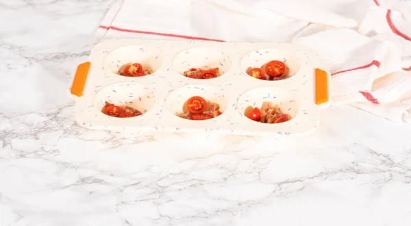 Riempimento Pentola Silicone Muffin Con Ingredienti Cuocere Pancetta Formaggio Uovo — Foto Stock